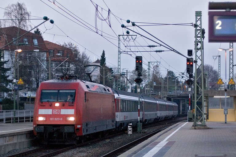 101 023 mit IC 283 bei km 15,6 (M&auml;rz 2011)