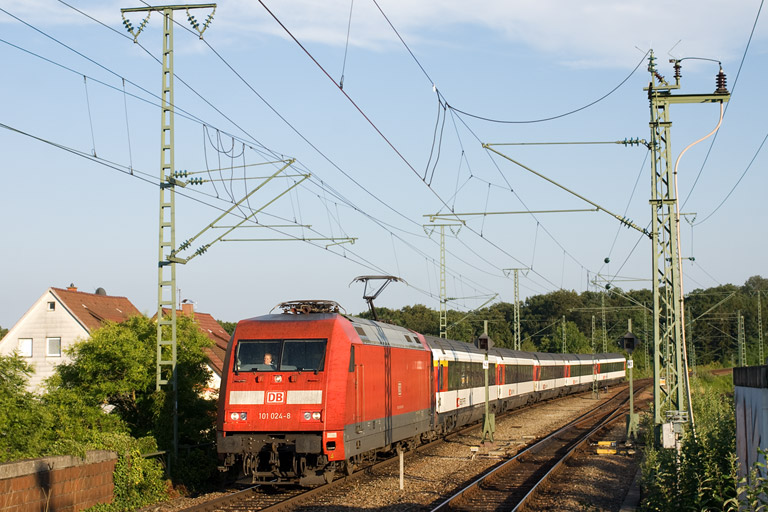 101 024 mit IC 182 bei km 16,8 (Juli 2011)