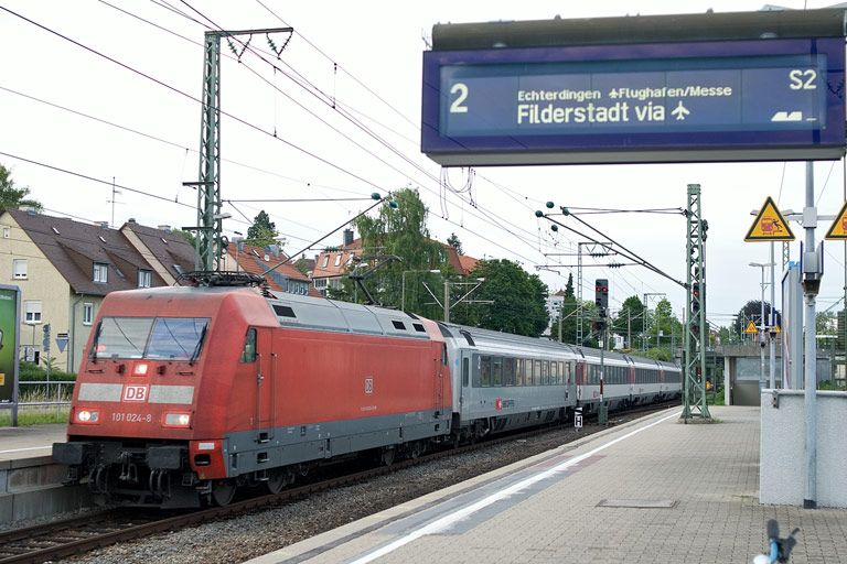 101 024 mit IC 285 bei km 15,6 (Juni 2011)
