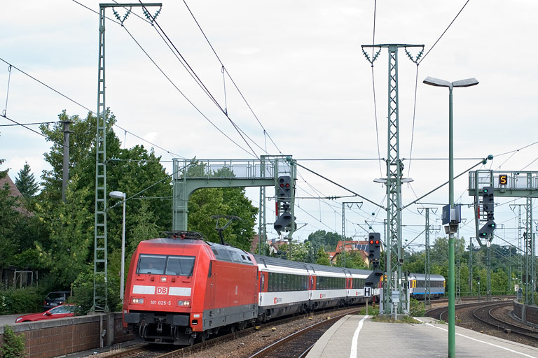 101 025 mit IC 183 bei km 16,6 (Juli 2011)