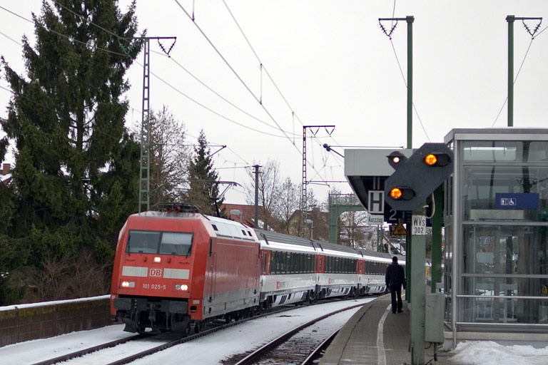 101 097 mit IC 282 bei km 16,0 (Januar 2011)