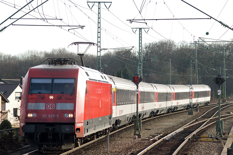 101 025 mit IC 280 bei km 16,8 (Dezember 2011)