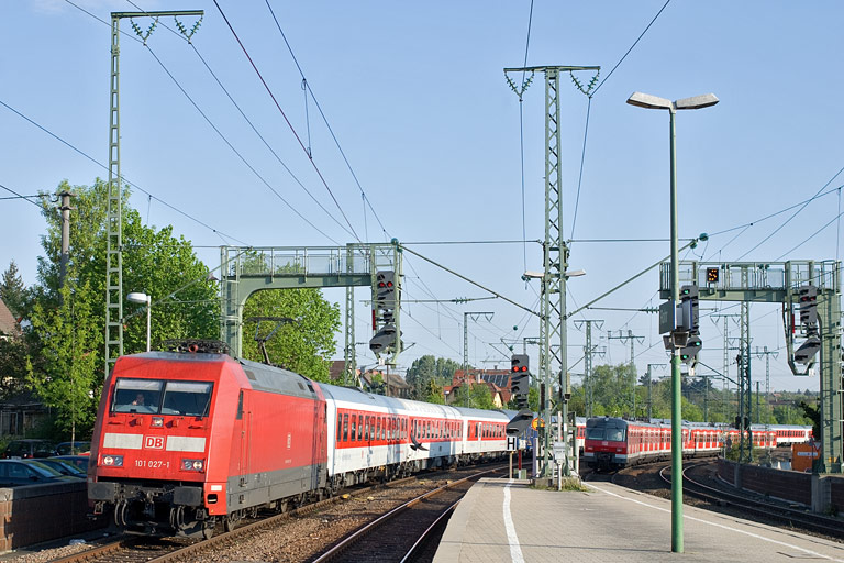 101 027 mit CNL 1258 bei km 16,6 (April 2011)