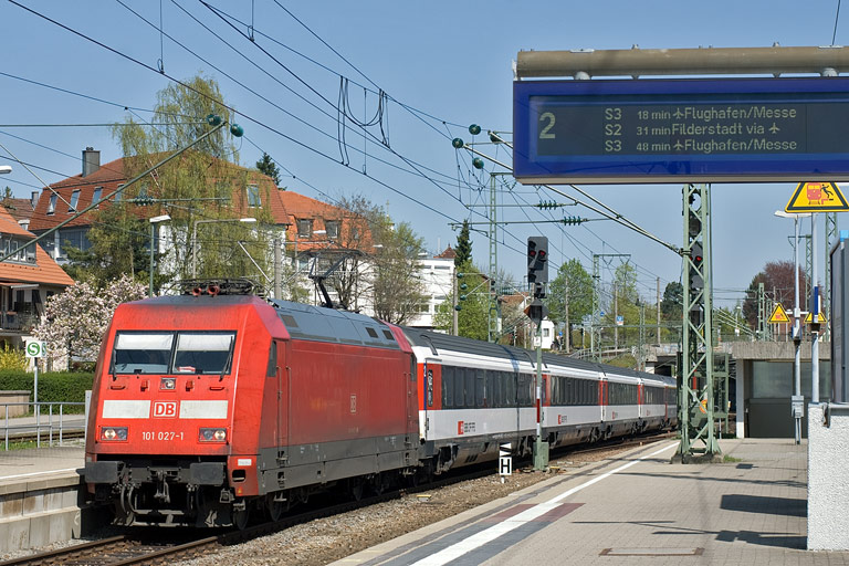 101 027 mit IC 187 bei km 15,6 (April 2011)