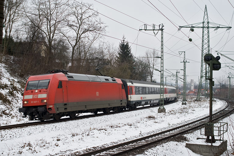 101 027 mit IC 187 bei km 17,4 (Januar 2011)