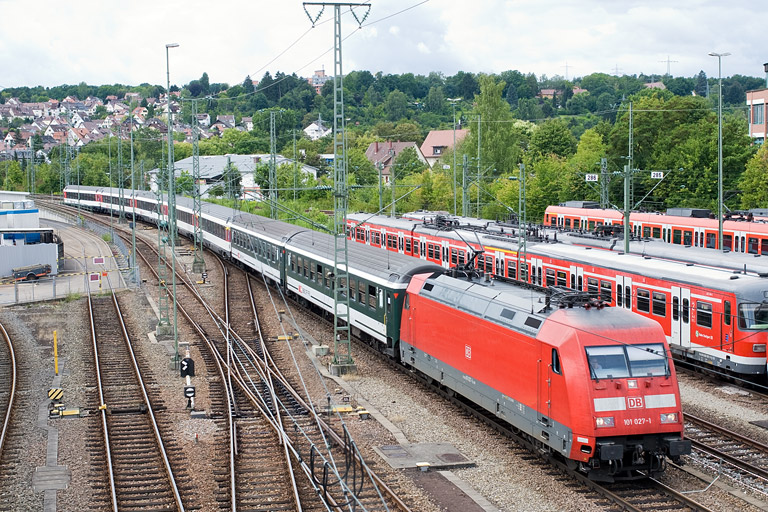 101 027 mit IC 282 bei km 16,0 (August 2011)