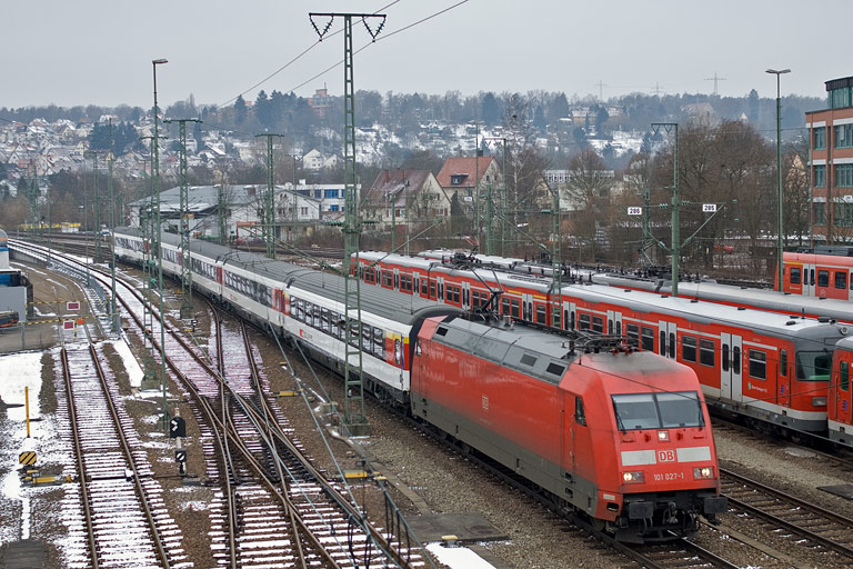 101 027 mit IC 282 bei km 16,0 (Januar 2011)
