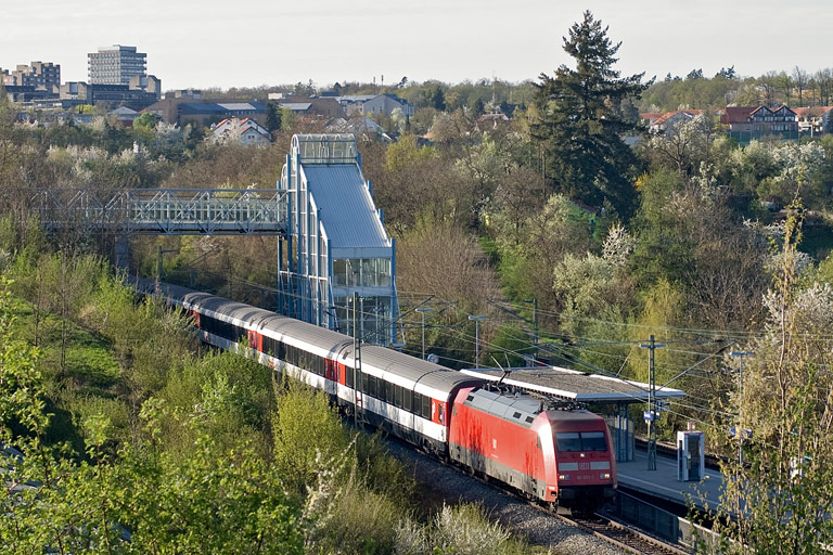101 027 mit IC 283 bei km 14,2 (April 2011)