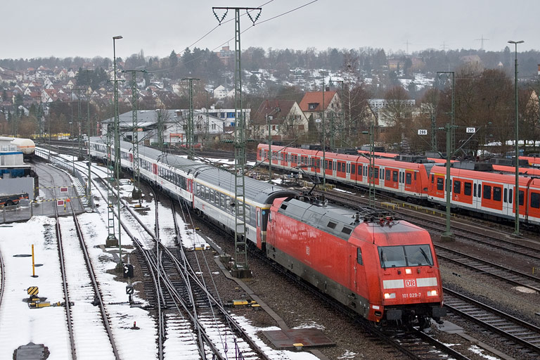 101 029 mit IC 282 bei km 16,0 (Januar 2011)