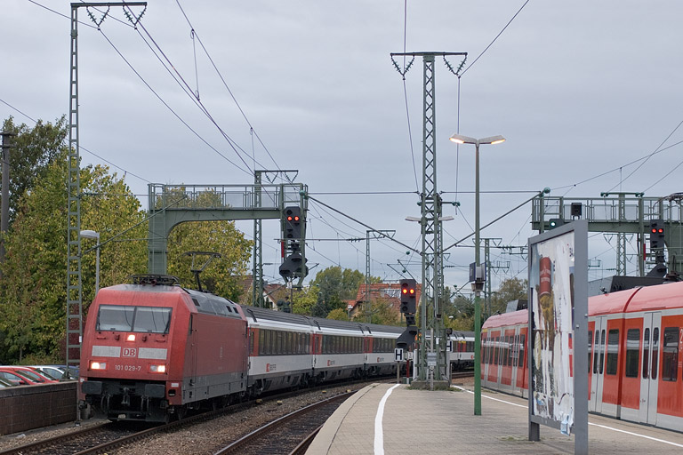 101 029 mit IC 283 bei km 16,6 (Oktober 2011)