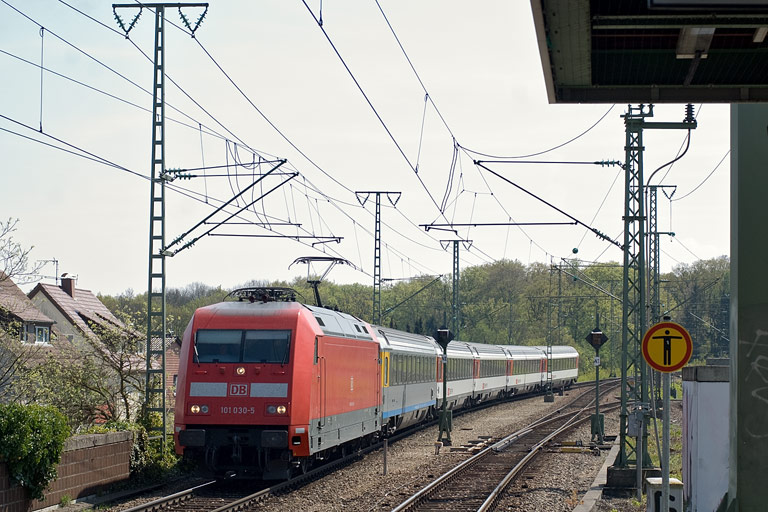 101 030 mit IC 280 bei km 16,8 (April 2011)