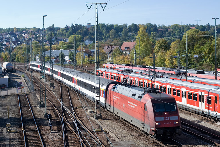 101 032 mit IC 282 bei km 16,0 (Oktober 2011)