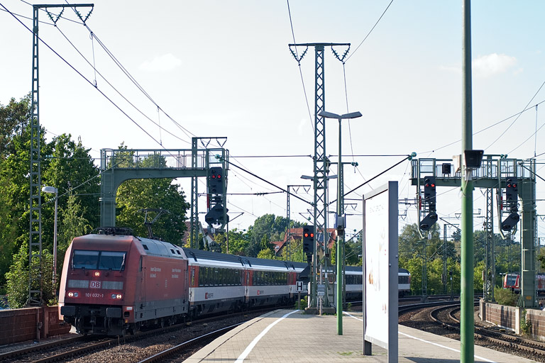 101 032 mit IC 283 bei km 16,6 (August 2011)