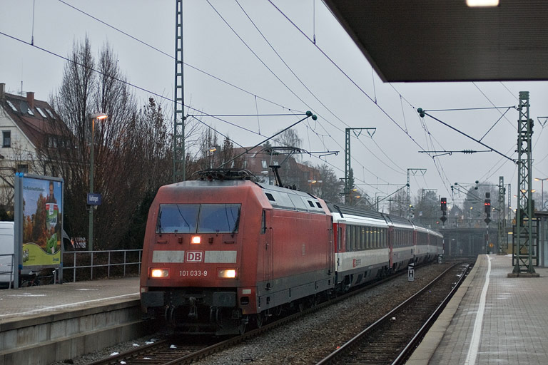 101 033 mit IC 181 bei km 15,6 (Februar 2011)