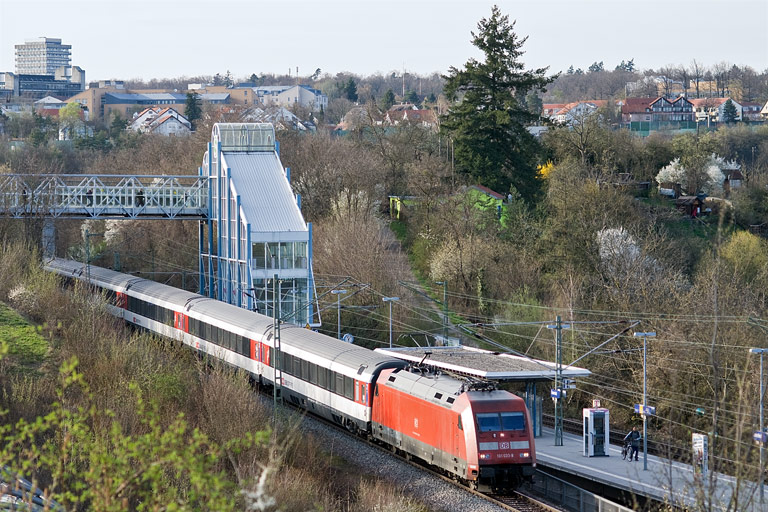 101 033 mit IC 283 bei km 14,2 (April 2011)