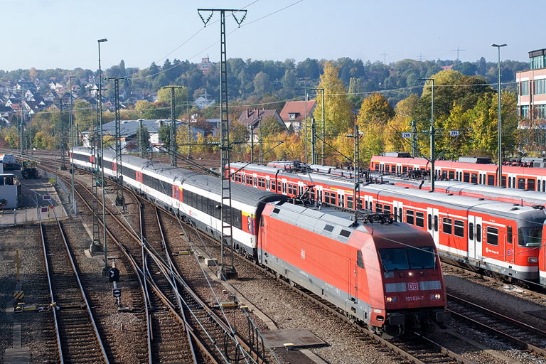 101 034 mit IC 282 bei km 16,0 (Oktober 2011)