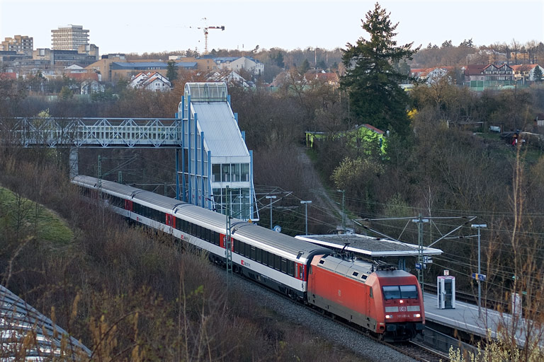 101 035 mit IC 283 bei km 14,2 (M&auml;rz 2011)