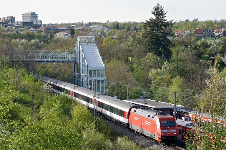 101 036 mit IC 283 bei km 14,2 (April 2011)
