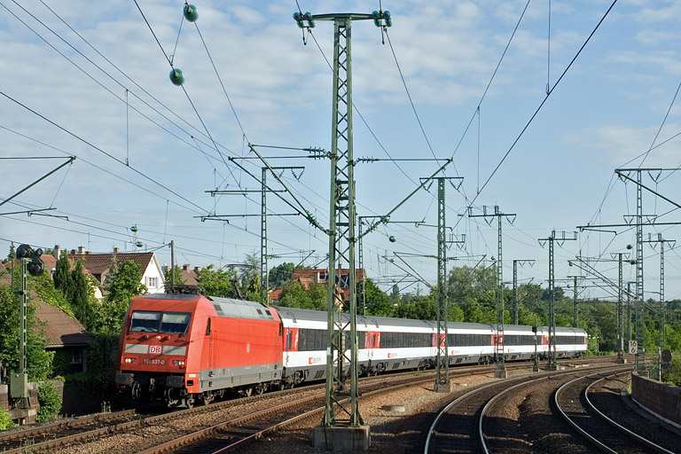 101 037 mit IC 181 bei km 16,6 (Juni 2011)