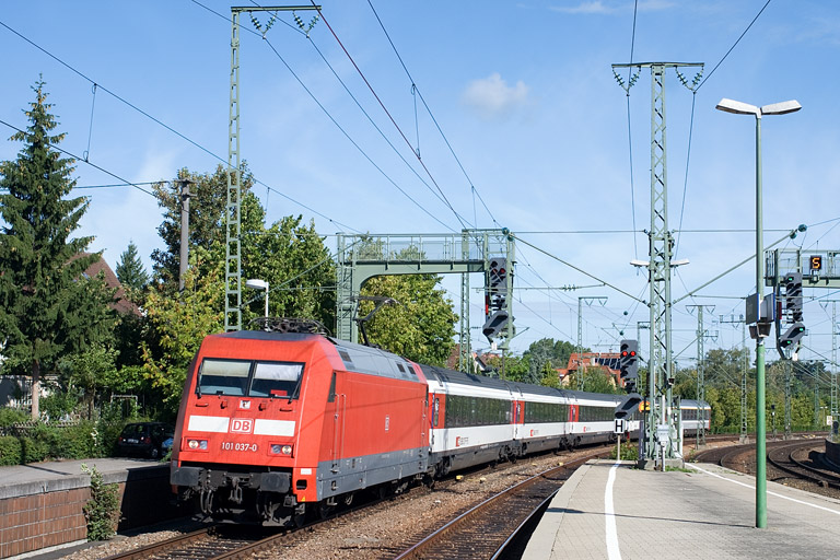 101 037 mit IC 183 bei km 16,6 (August 2011)