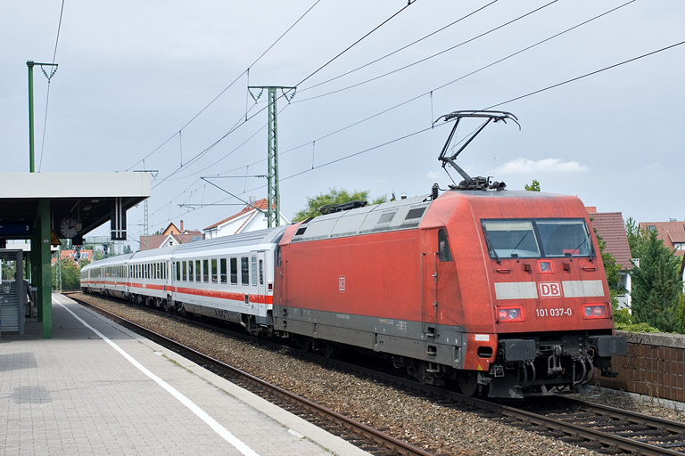101 037 mit Lr 46076 bei km 16,8 (August 2011)