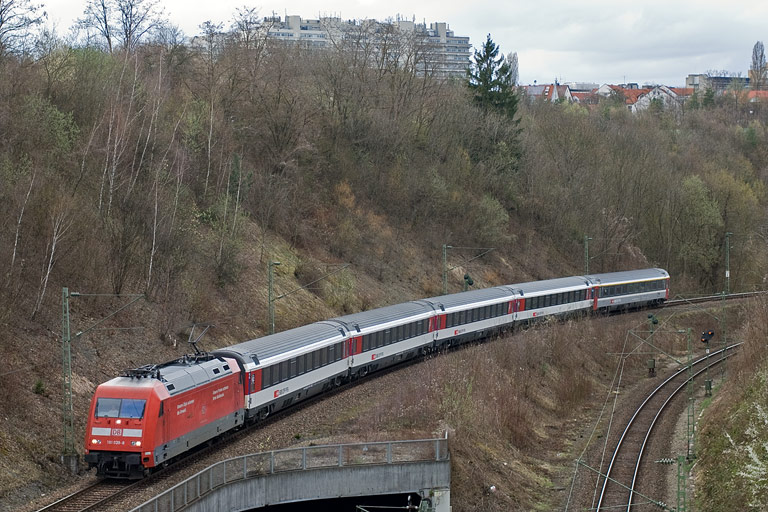 101 038 mit IC 283 bei km 13,8 (M&auml;rz 2011)