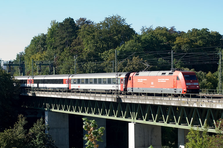 101 038 mit IC 282 bei km 14,6 (September 2011)