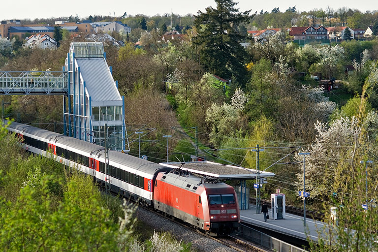 101 039 mit IC 283 bei km 14,2 (April 2011)