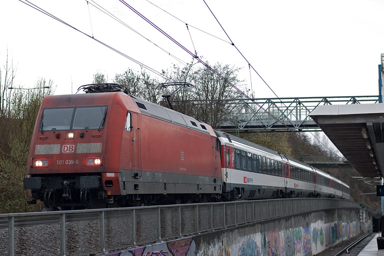 101 039 mit IC 283 bei km 14,0 (M&auml;rz 2011)