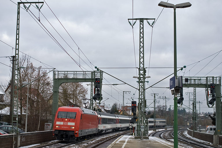 101 040 mit IC 183 bei km 16,6 (Januar 2011)