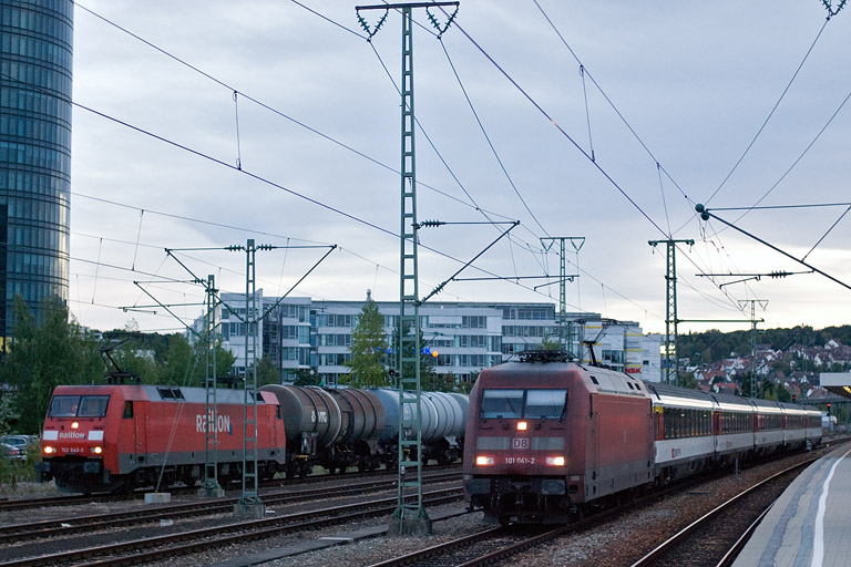 101 041 mit IC 182 und 152 040 bei km 15,6 (September 2011)