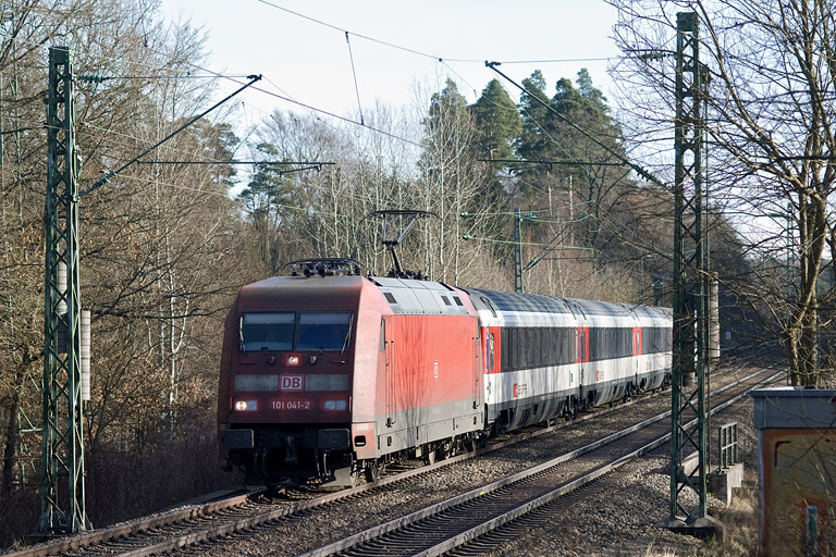 101 041 mit IC 185 bei km 22,2 (Dezember 2011)