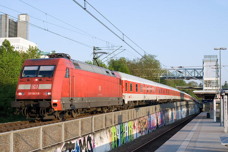 101 043 mit AZ 1379 bei km 14,2 (April 2011)