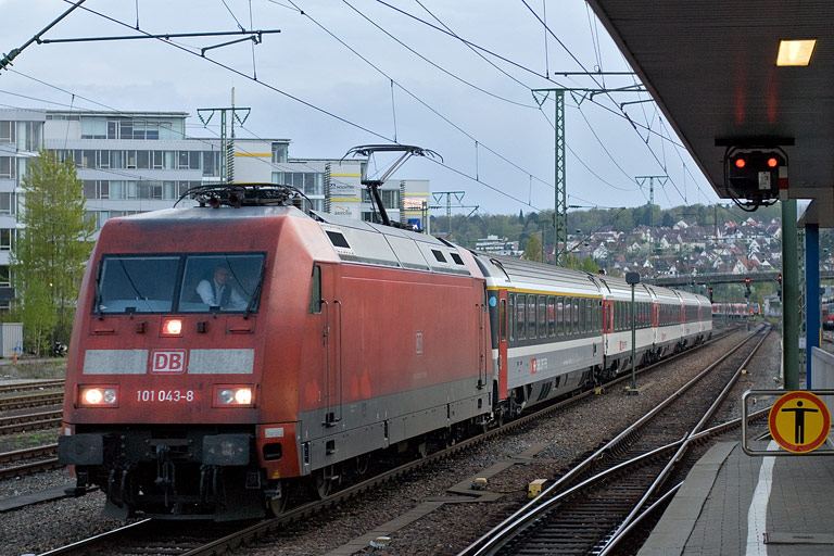 101 043 mit IC 182 bei km 15,8 (April 2011)