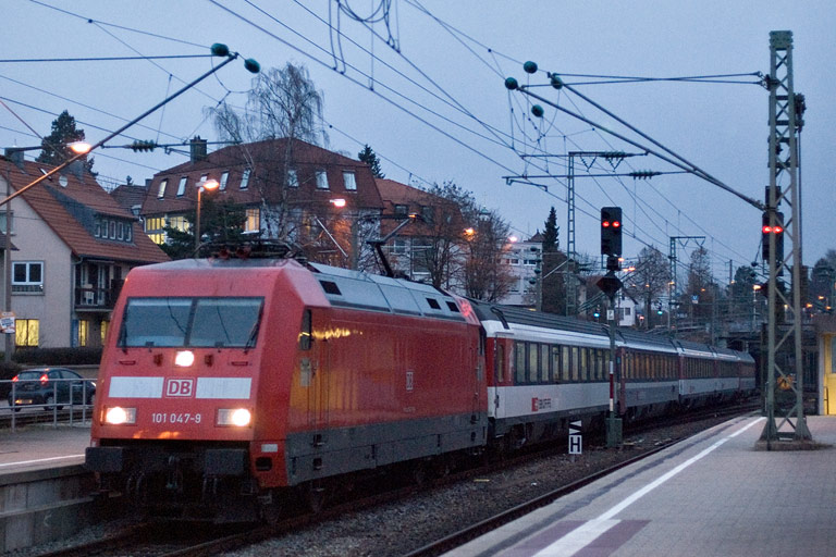 101 047 mit IC 281 bei km 15,6 (Februar 2011)