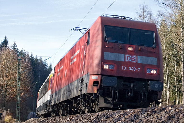 101 048 mit IC 282 bei km 21,4 (Dezember 2011)