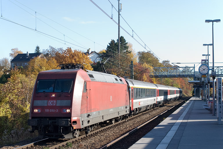 101 050 mit IC 280 bei km 14,2 (November 2011)