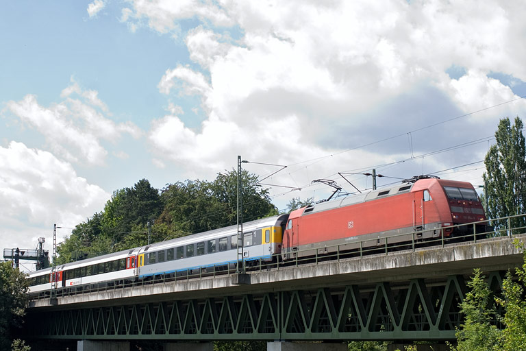 101 054 mit IC 282 bei km 14,6 (Juli 2011)