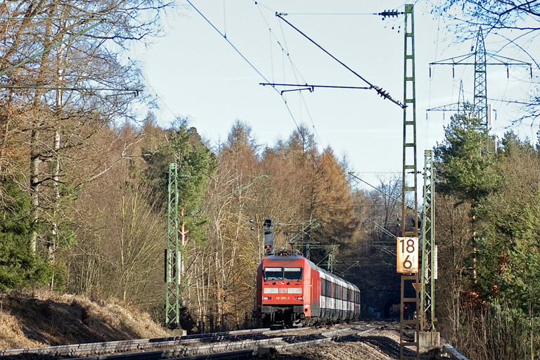 101 055 mit IC 185 bei km 18,6 (Januar 2011)