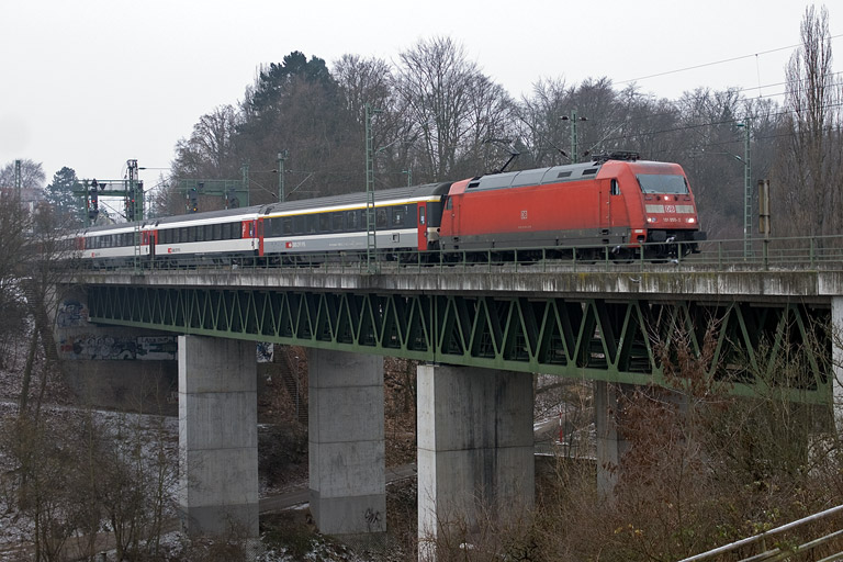 101 055 mit IC 280 bei km 14,6 (Januar 2011)