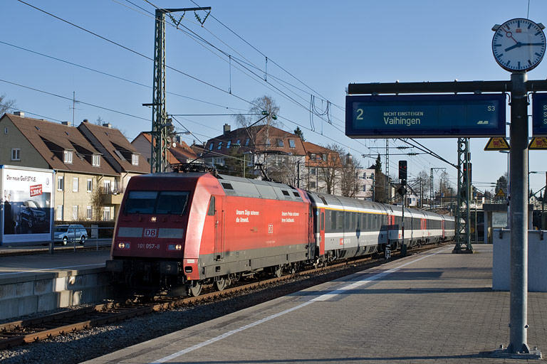101 057 mit IC 181 bei km 15,6 (M&auml;rz 2011)