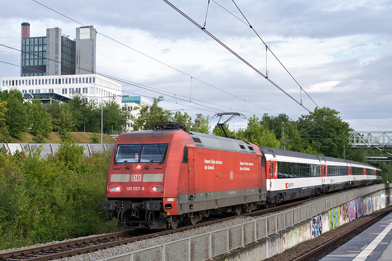 101 057 mit IC 181 bei km 14,2 (Juli 2011)
