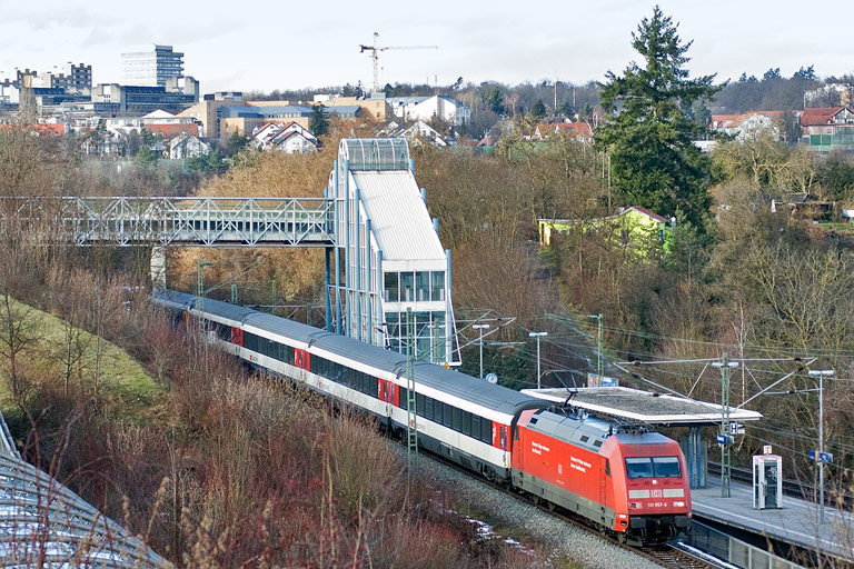 101 057 mit IC 187 bei km 14,2 (Januar 2011)