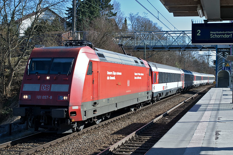 101 057 mit IC 280 bei km 14,2 (M&auml;rz 2011)