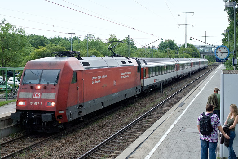 101 057 mit IC 283 bei km 24,6 (Juni 2011)