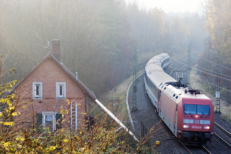 101 058 mit IC 186 bei km 19,2 (November 2011)