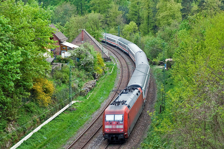 101 060 mit IC 2371 bei km 11,0 (April 2011)