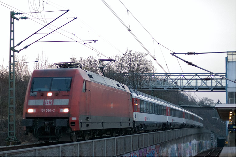 101 060 mit IC 283 bei km 14,0 (M&auml;rz 2011)