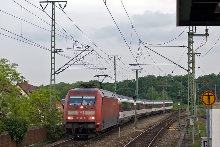 101 061 mit IC 182 bei km 16,8 (April 2011)