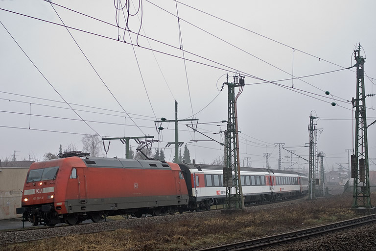 101 062 mit IC 187 bei km 17,2 (M&auml;rz 2011)